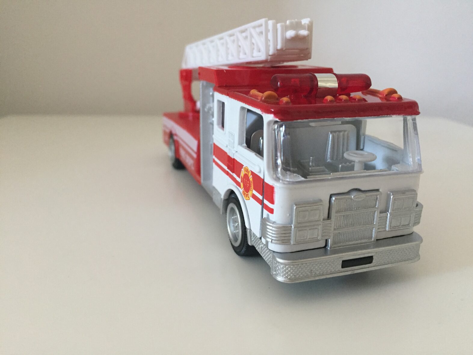 Masinuta pompieri lumini si sunet die cast metal jucariidezece.ro